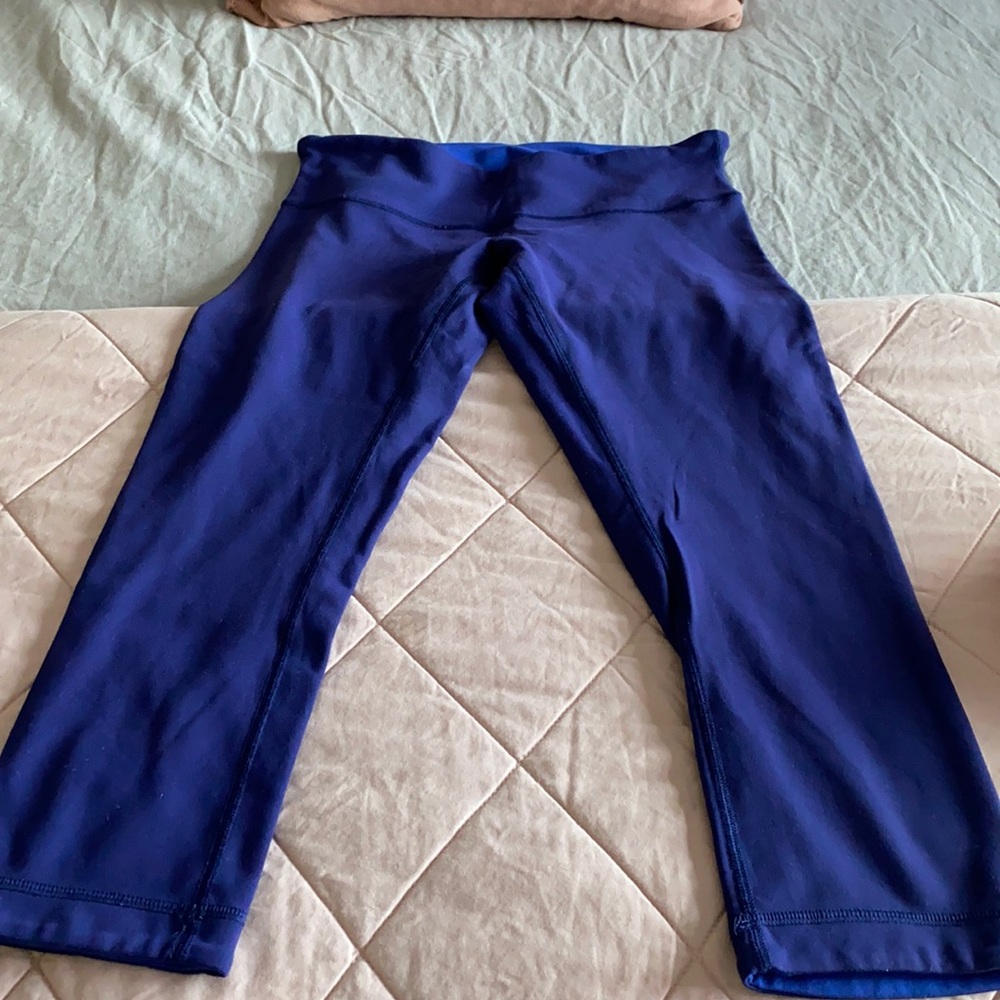 Lululemon reversible crop leggings.